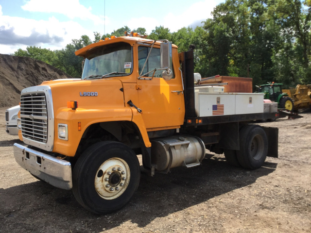 1989 Ford L9000 S/A Flatbed Truck