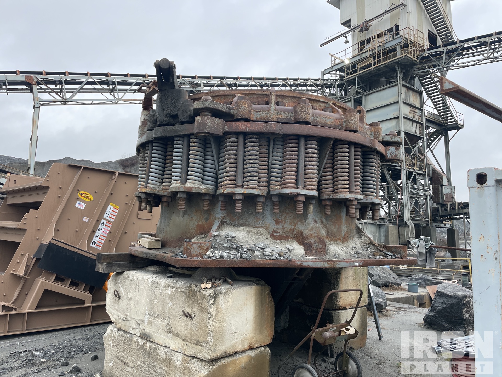 Symons 7 Ft Short Head Cone Crusher in Suwanee, Georgia