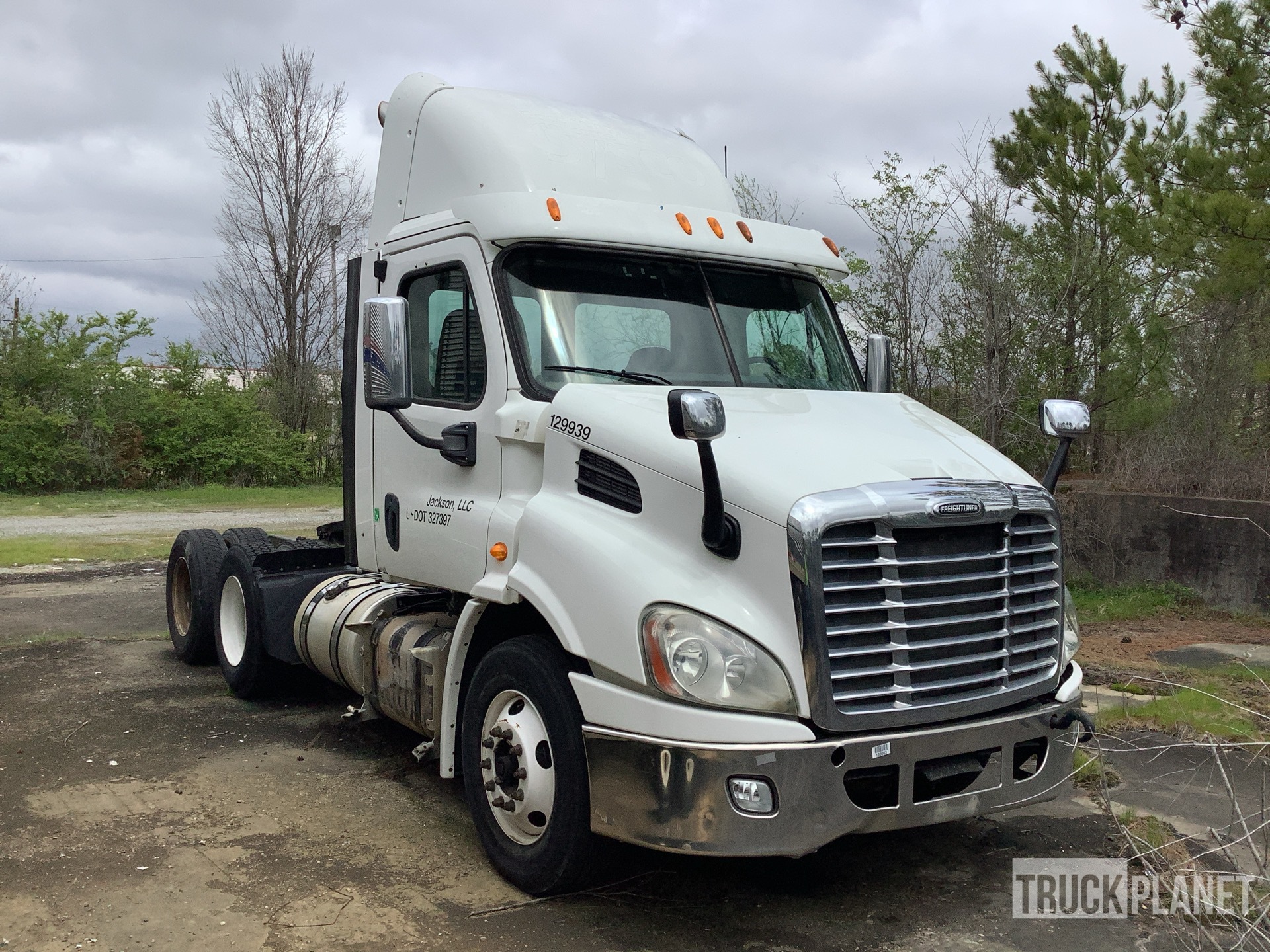 2011 Freightliner Cascadia 113 6x4 T/A Day Cab Truck Tractor in
