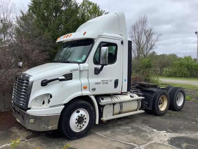 2013 Freightliner Cascadia 113 6x4 T/A Day Cab Truck Tractor