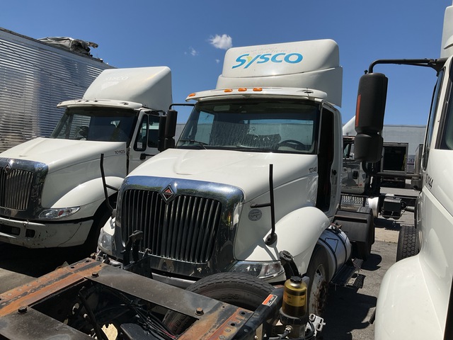 2009 (unverified) International 8600 4x2 S/A Day Cab Truck Tractor