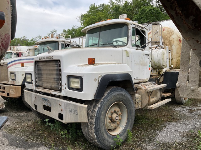 2000 Mack RD690S 8x4 Mixer Truck (Inoperable)