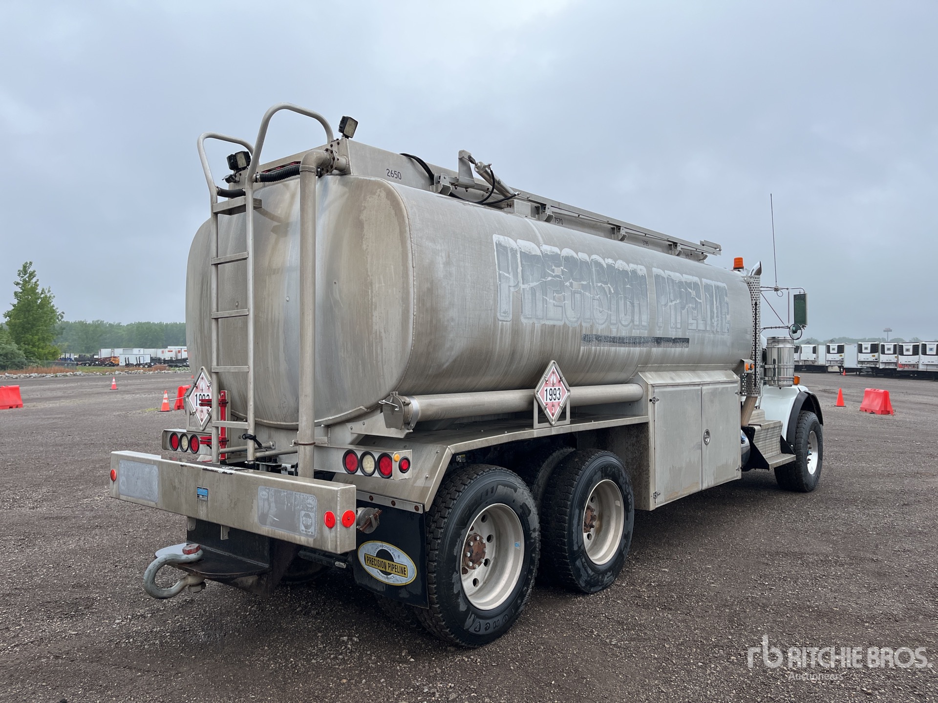 2014 Kenworth T800 4400 gal 6x4 Fuel Truck | Ritchie Bros. Auctioneers