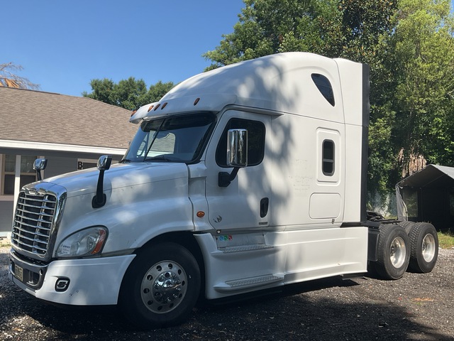 2016 Freightliner Cascadia 125 6x4 T/A Sleeper Truck Tractor 2016 Freightliner Cascadia 125 6x4 T/A Sleeper Truck Tractor
