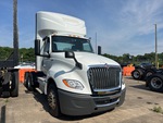 LN146939 - 2020 International LT6125DCAT: Picture, Right Front Corner