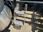 MN268049 - 2021 International LT612556HR: Steps