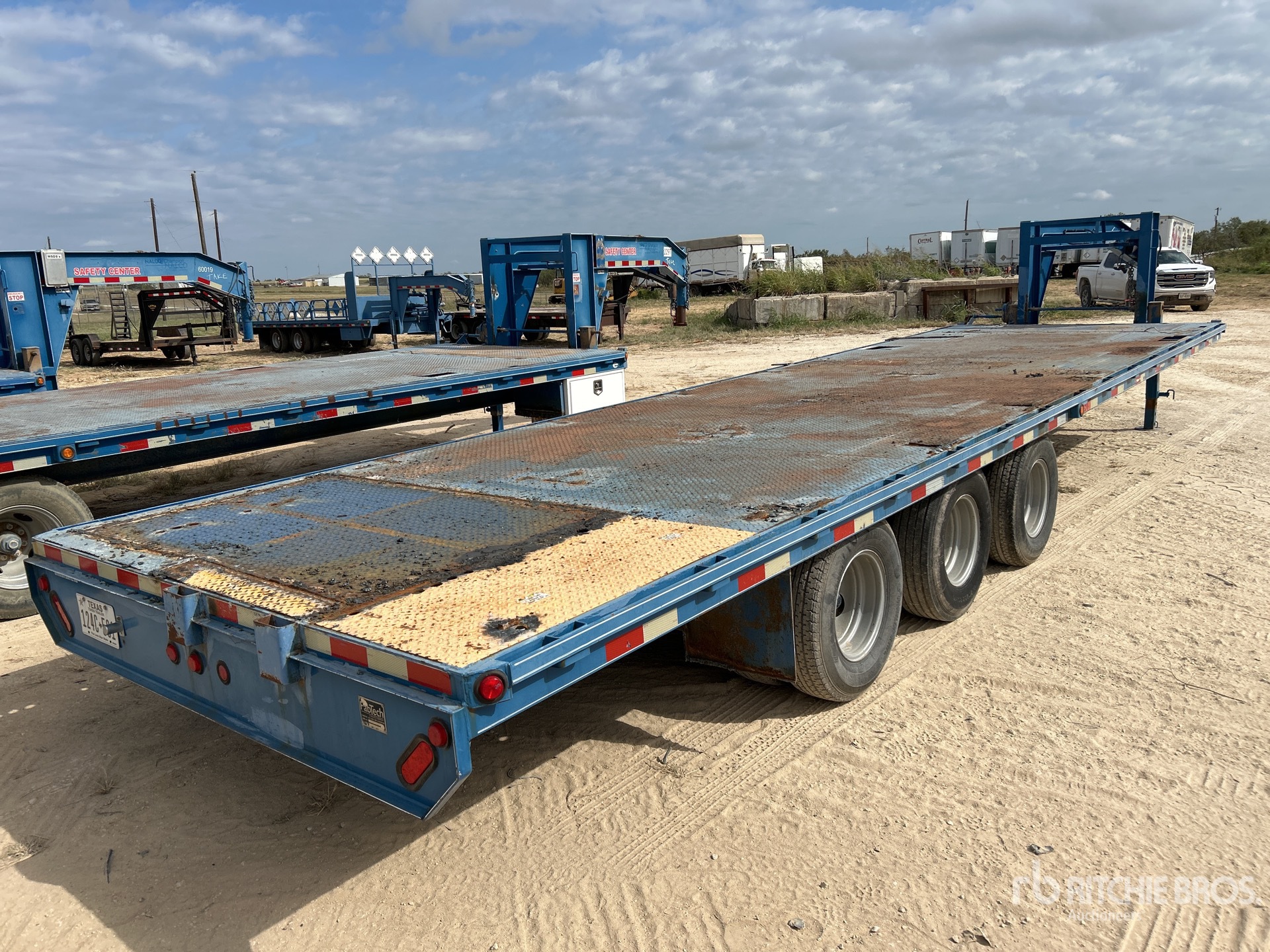 2012 Dressen F30GT30 30 ft Tri/A Gooseneck Equipment Trailer Ritchie Bros. Auctioneers