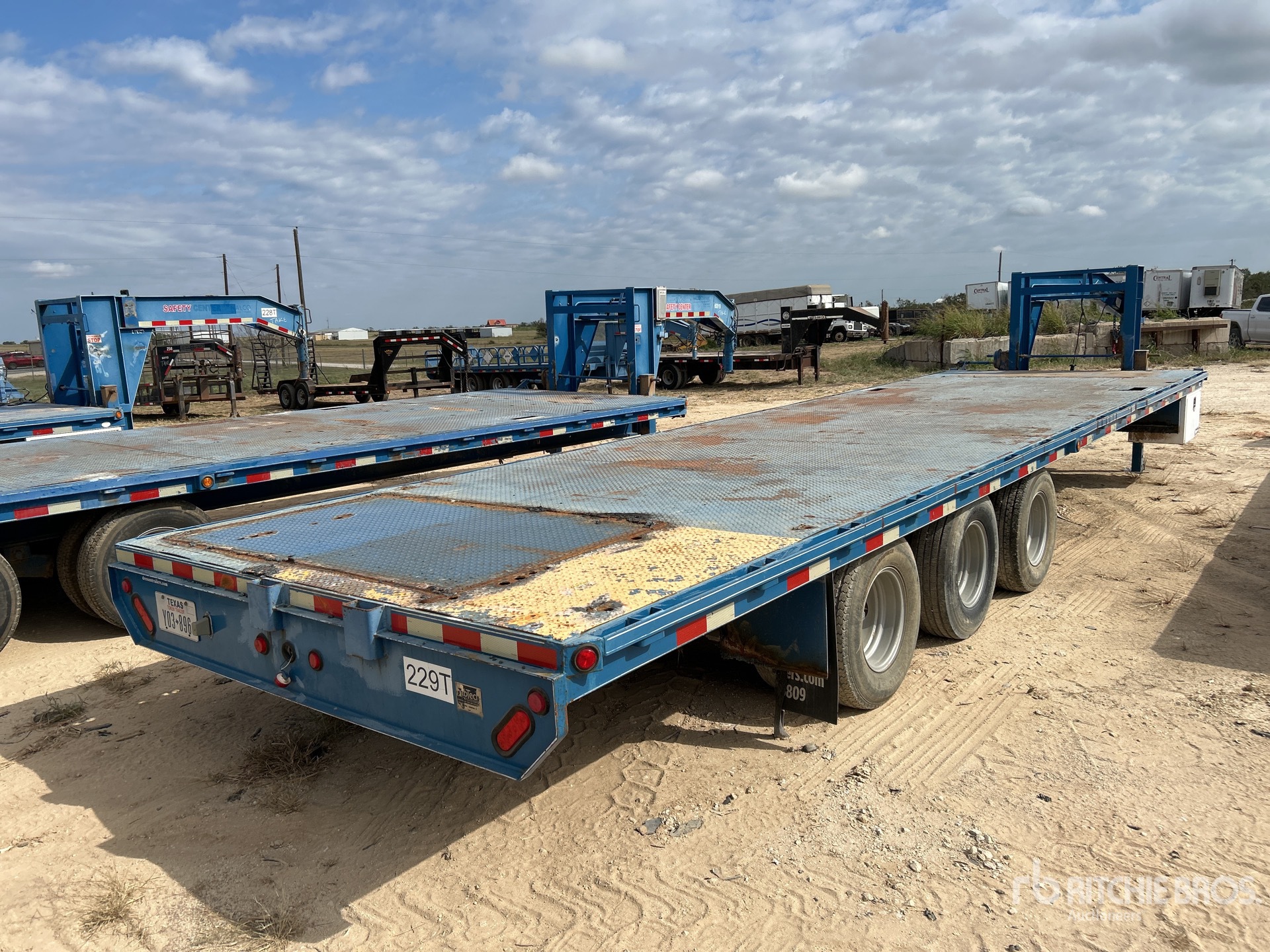 2012 Dressen 30 ft Tri/A Gooseneck Equipment Trailer Ritchie Bros. Auctioneers