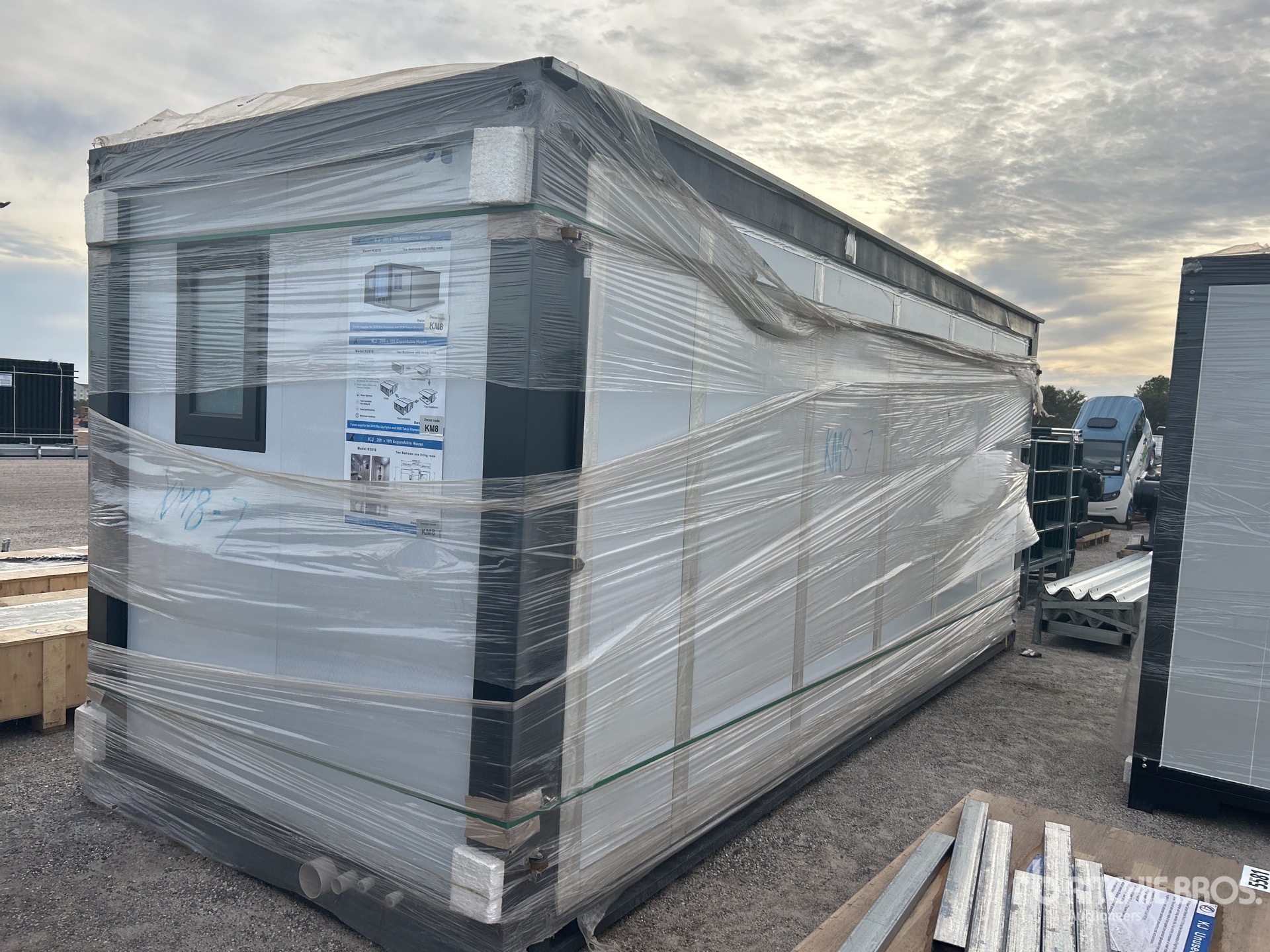 General Appearance with Foto, angolo anteriore sinistro