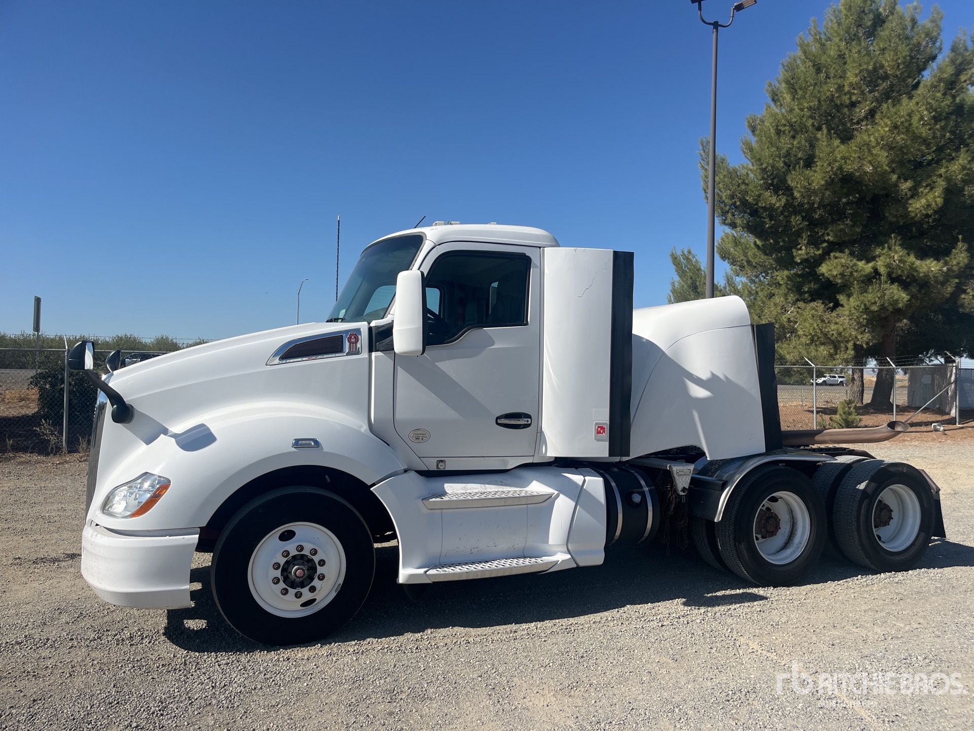 General Appearance with Foto, angolo anteriore sinistro