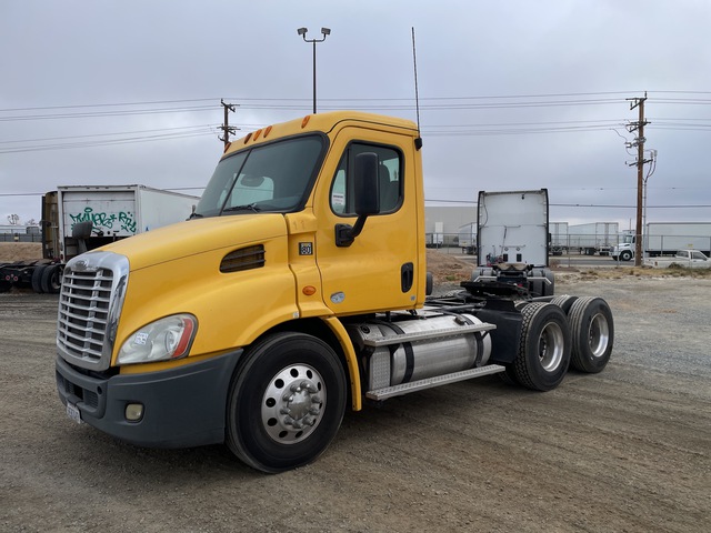 2013 Freightliner Cascadia 113 6x4 T/A Day Cab Truck Tractor