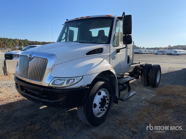 2006 International 4300 Cab and Chassis