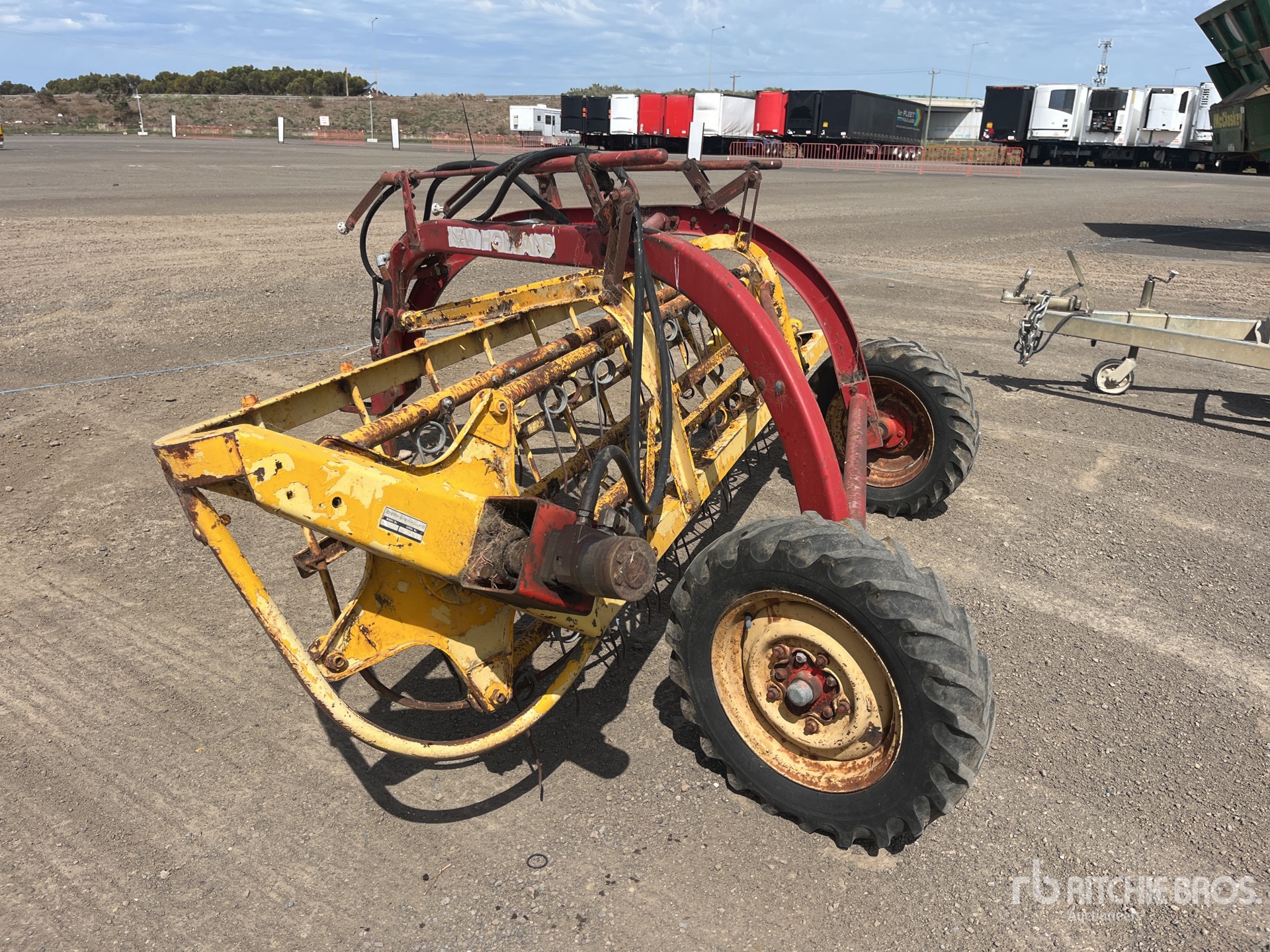 Hay Rake With Rear Roller New Holland Super 56 2400 mm Tow-Behind Wheel Roller Bar Hay Rake ...