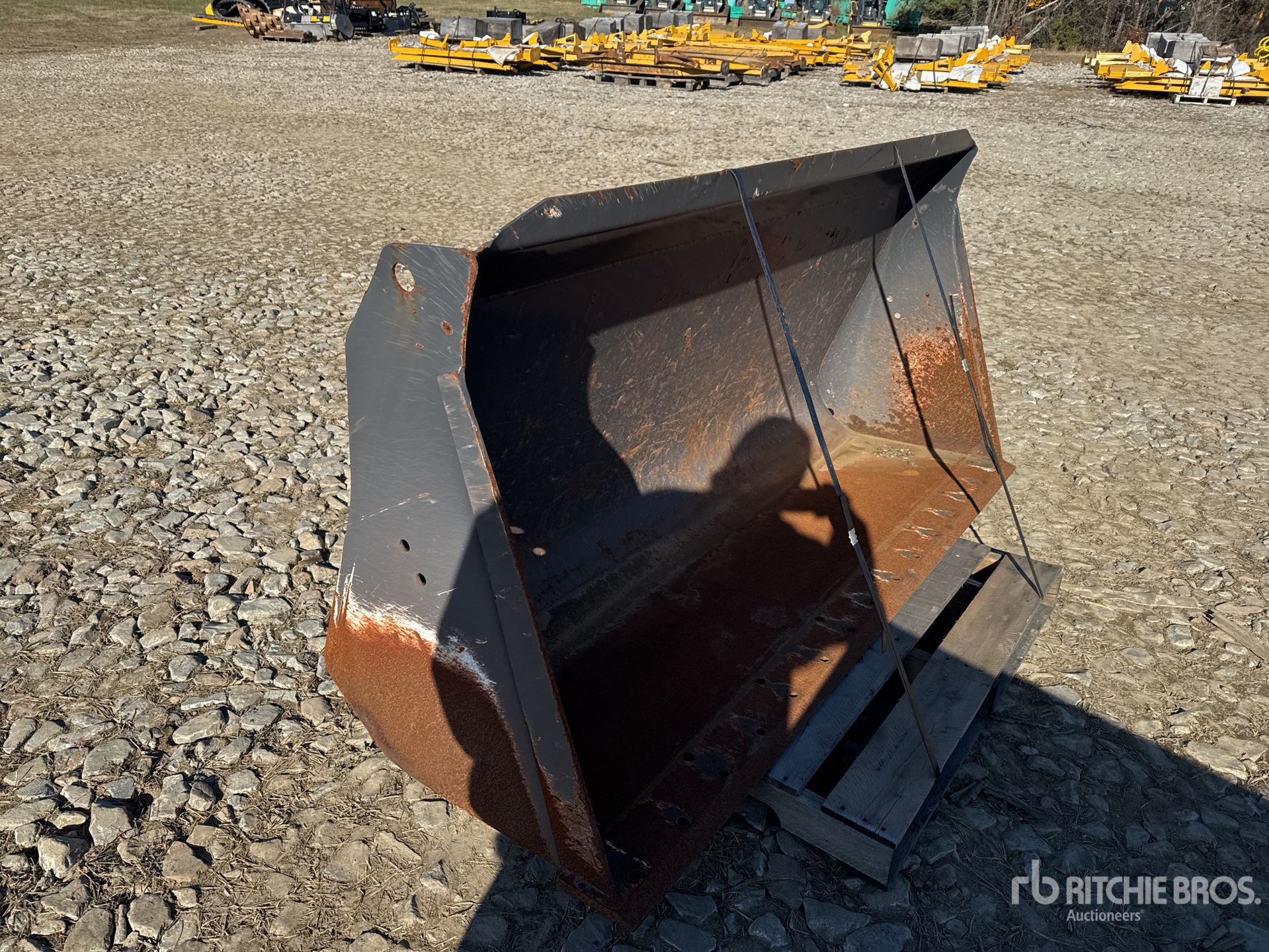 CNH 82 in General Purpose Ag Tractor Bucket | Ritchie Bros. Auctioneers