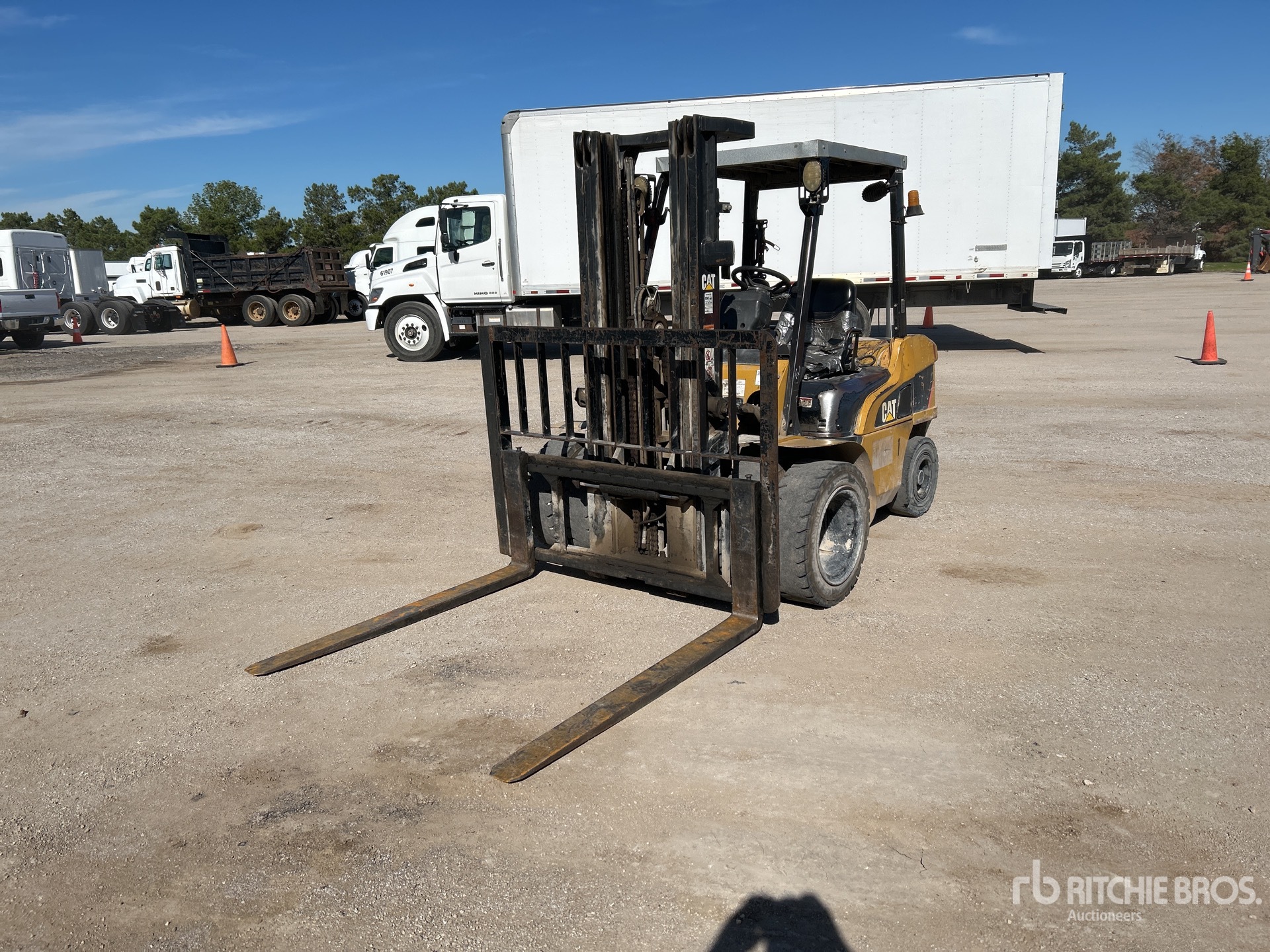 Cat 2PD6000 5500 lb Pneumatic Tire Forklift | Ritchie Bros. Auctioneers