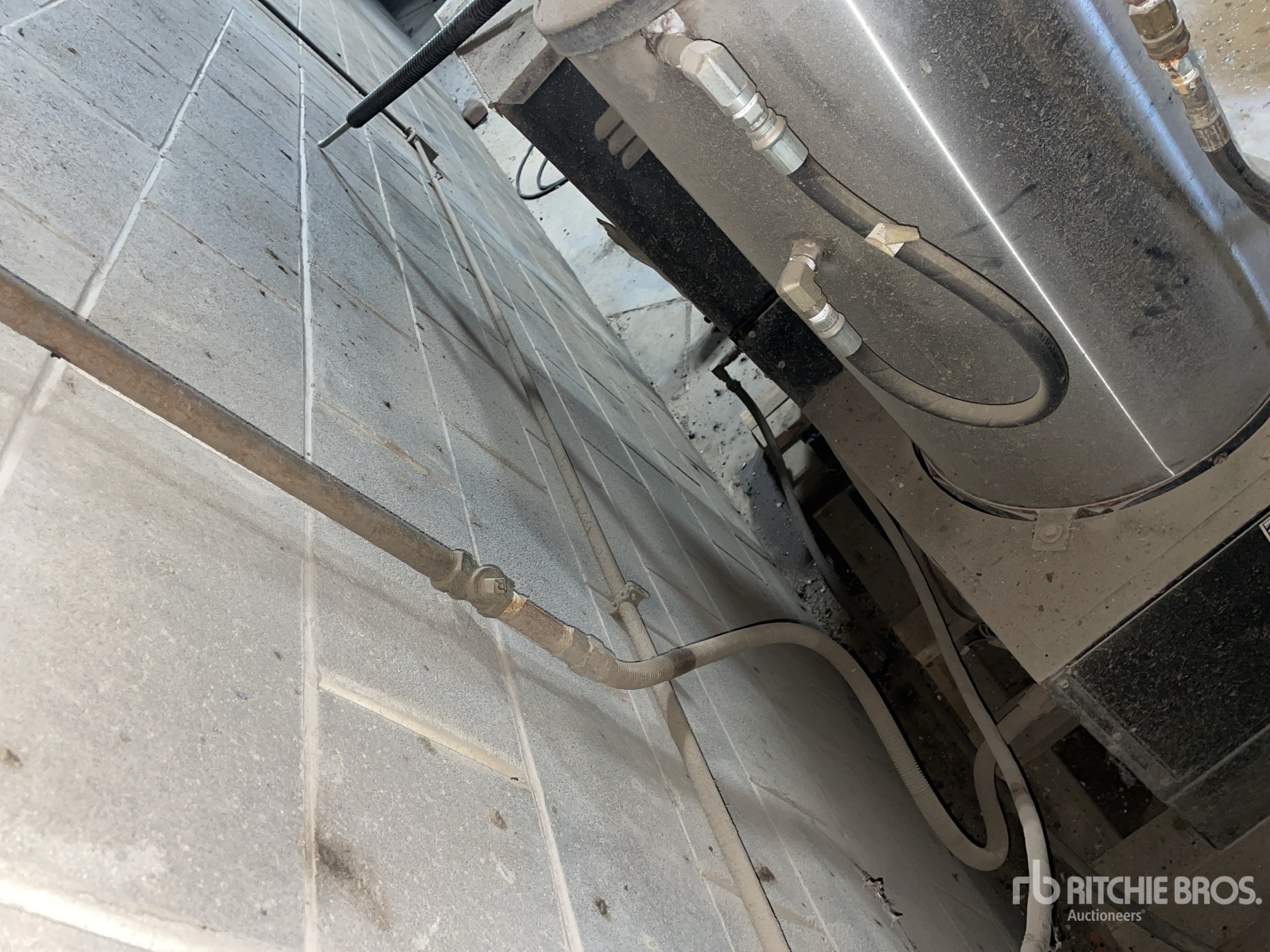 General Appearance with Foto, angolo anteriore sinistro