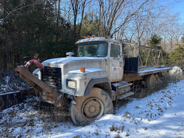 1998 Mack RD690S 6x4 Flatbed Truck (Inoperable)