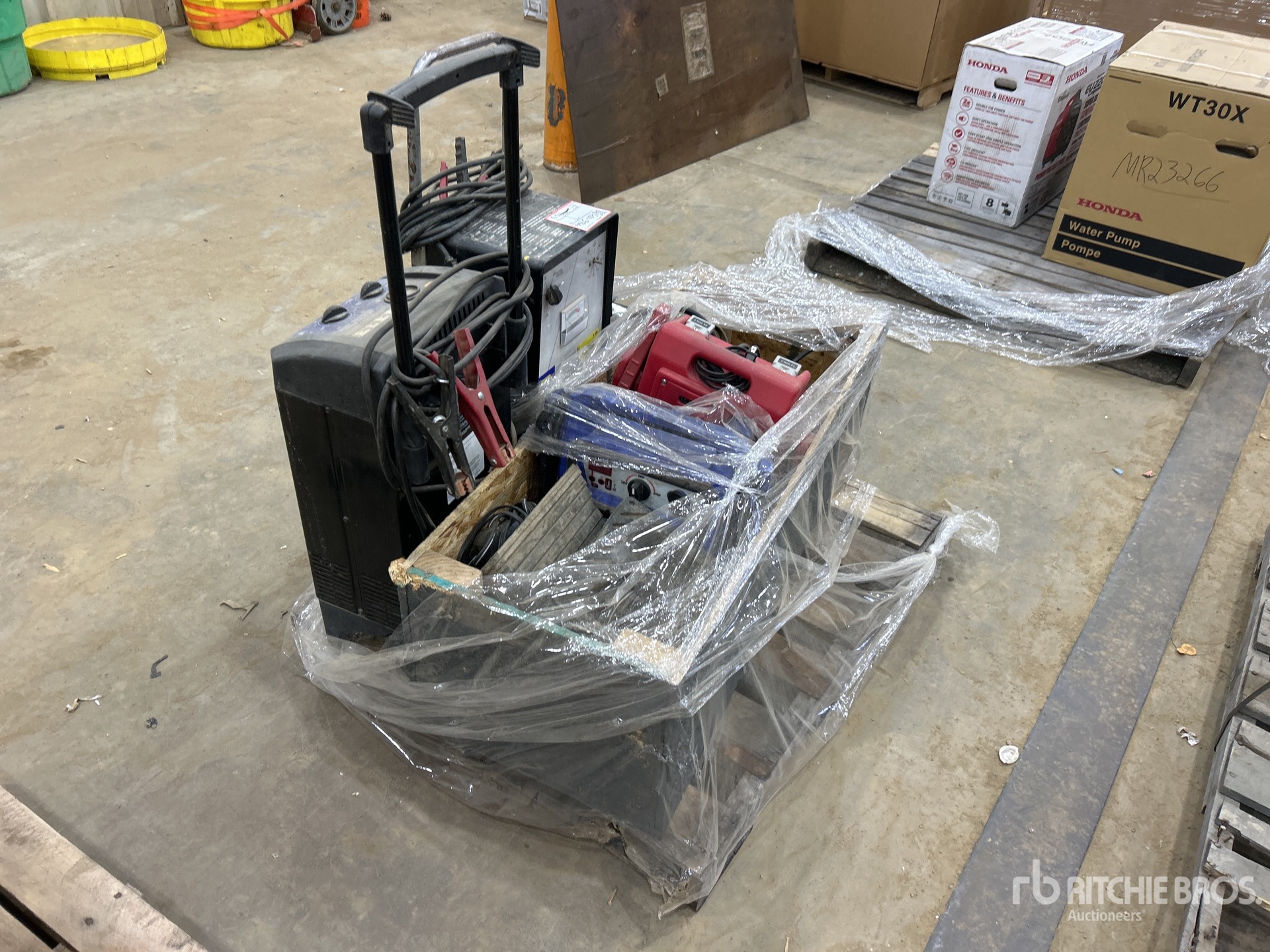 Quantity of Jump Packs, Wheel Chalks, Straps Divers - Magasin, entrepôt ...