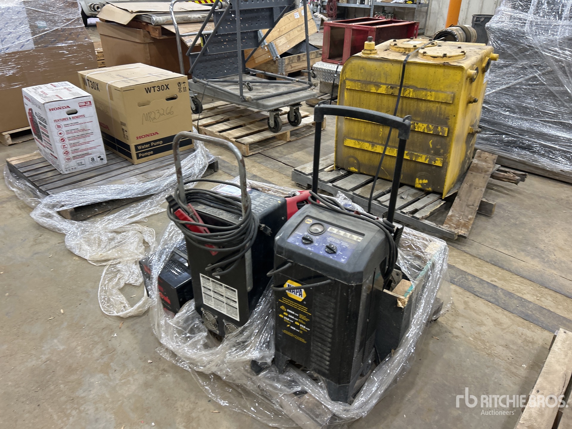 Quantity of Jump Packs, Wheel Chalks, Straps Divers - Magasin, entrepôt ...