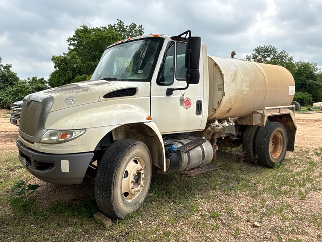 2015 International 4300 2000 gal 4x2 Water Truck