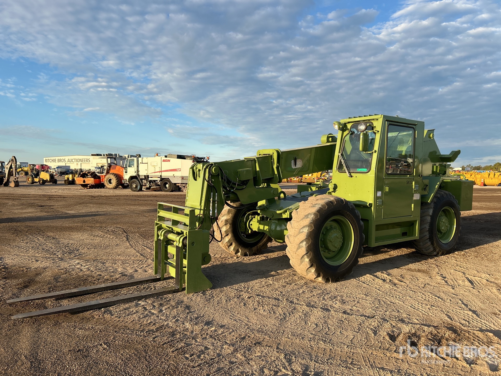 2001 SkyTrak 10000M Atlas Telehandler | Ritchie Bros. Auctioneers