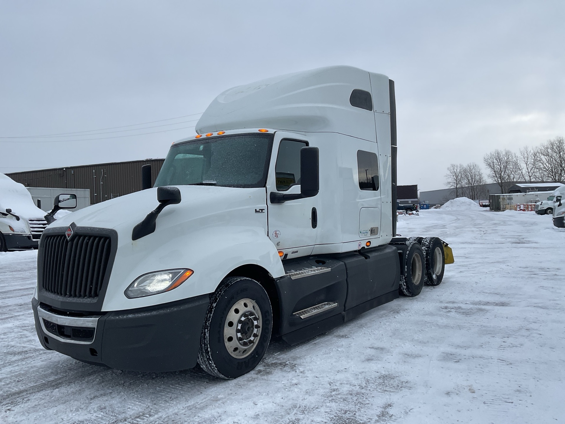 NN411049 - 2022 International LT625: Brochure Photo