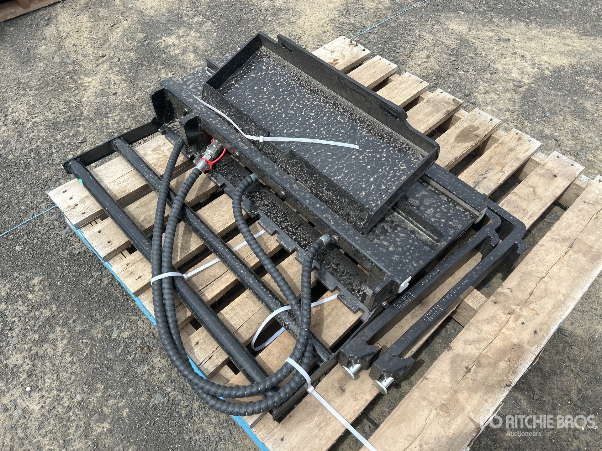 chi-ページ 2024 GIYI GY-CYHC 730 mm Mini Skid Steer Forks (Unused) | Ritchie