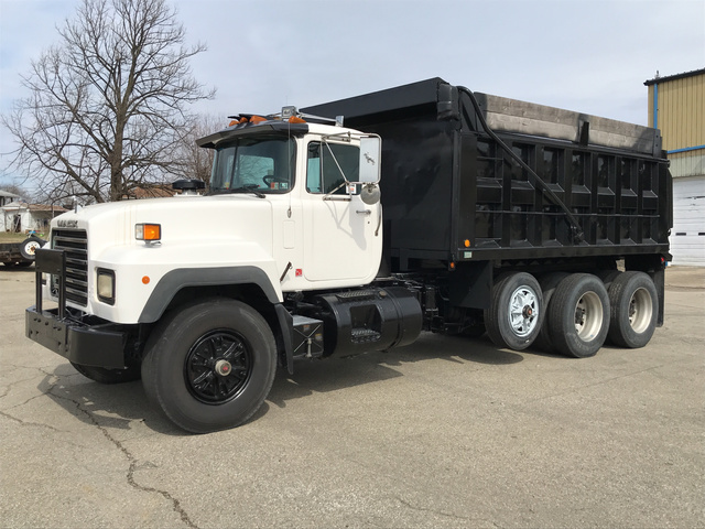 1994 Mack RD690S Tri/A Dump Truck 1994 Mack RD690S Tri/A Dump Truck
