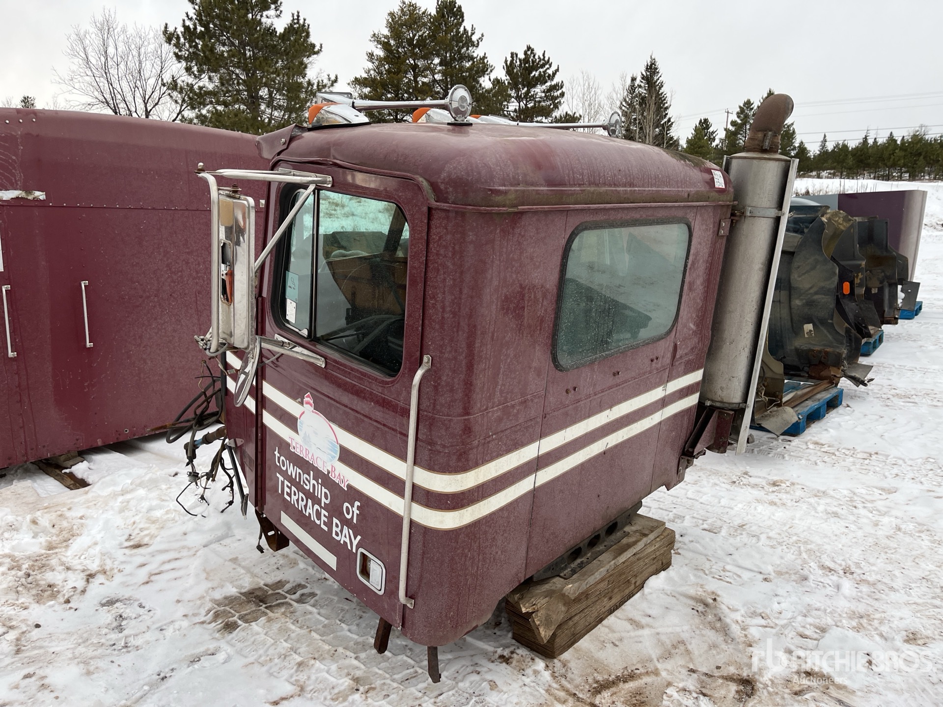 General Appearance with Picture, Left Rear Corner