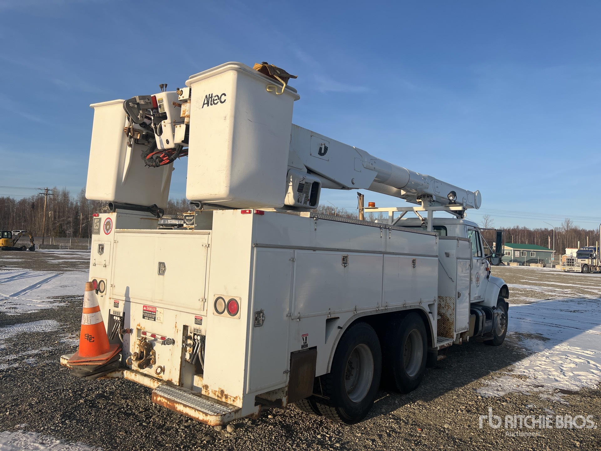 Altec AM855 55 ft on 2000 International 4900 6x4 Bucket Truck | Ritchie ...