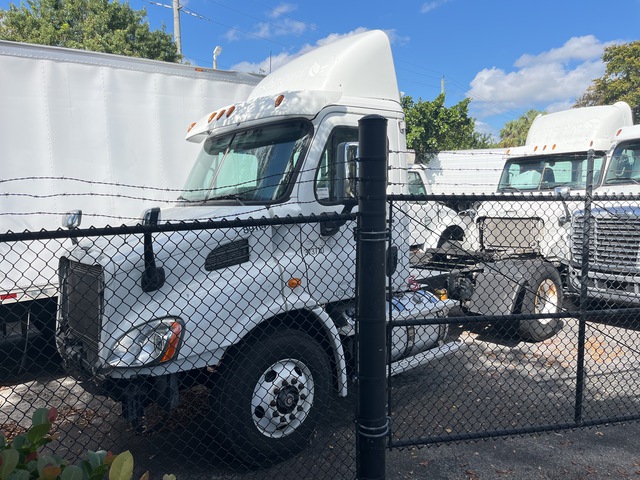 2014 Freightliner Cascadia 113 4x2 S/A Day Cab Truck Tractor (Inoperable)