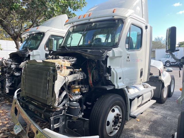 2013 Freightliner Cascadia 113 6x4 T/A Day Cab Truck Tractor (Inoperable)