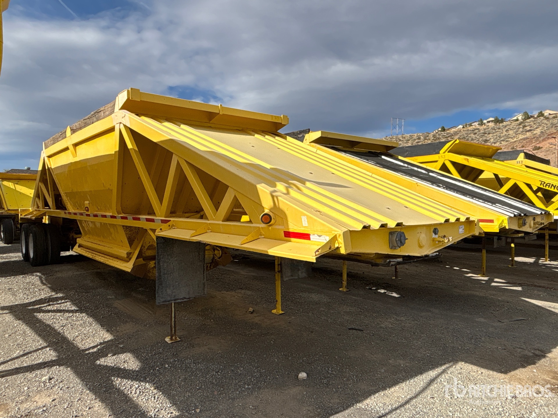 General Appearance with Bild, Ecke vorne rechts