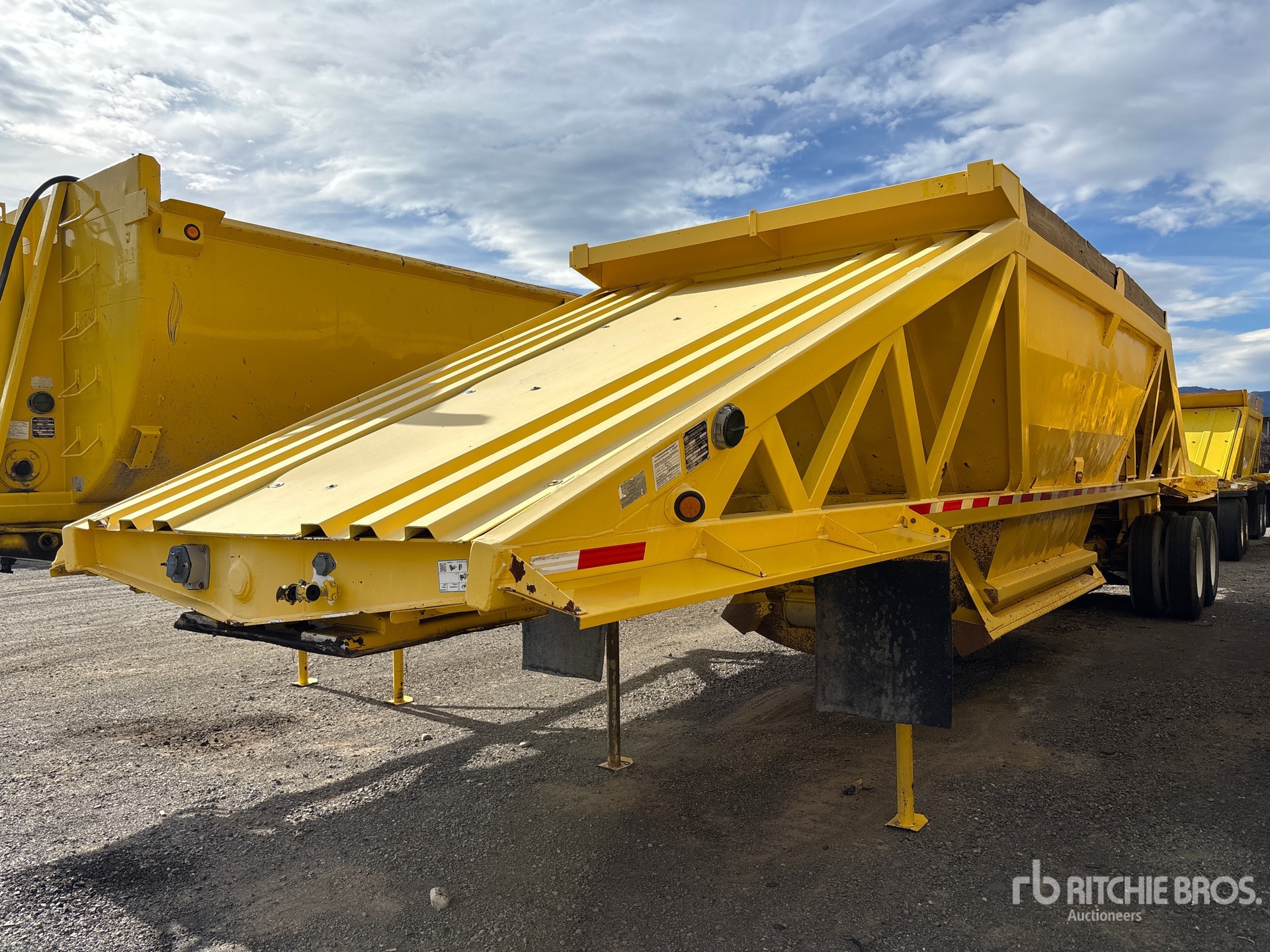 General Appearance with Bild, Ecke vorne links