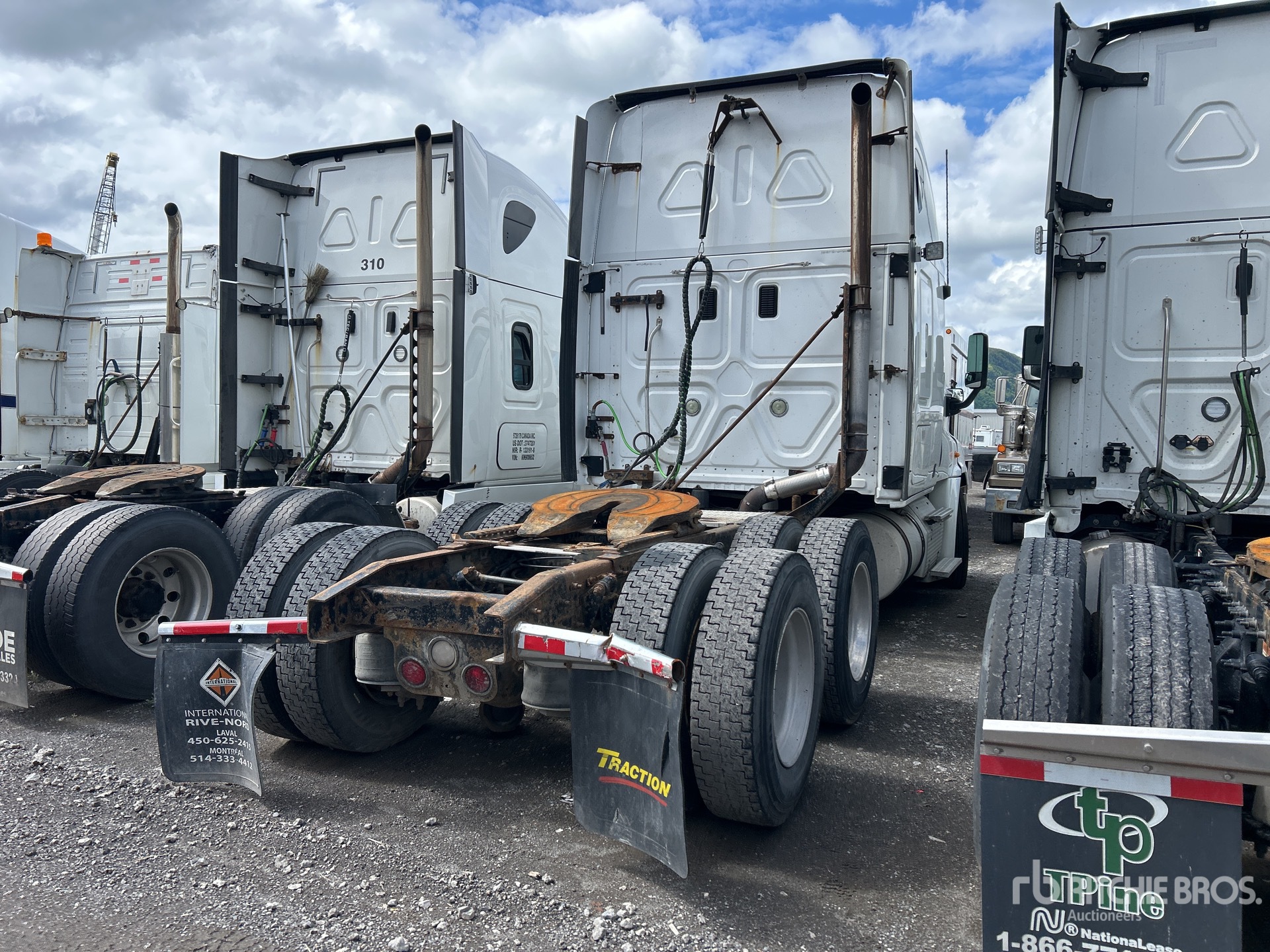 Aspect général with Image, coin arrière droit