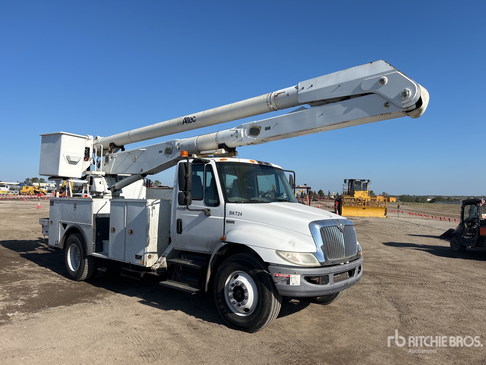 Altec AA755L 55 ft on 2014 International 4300 4x2 Bucket Truck ...