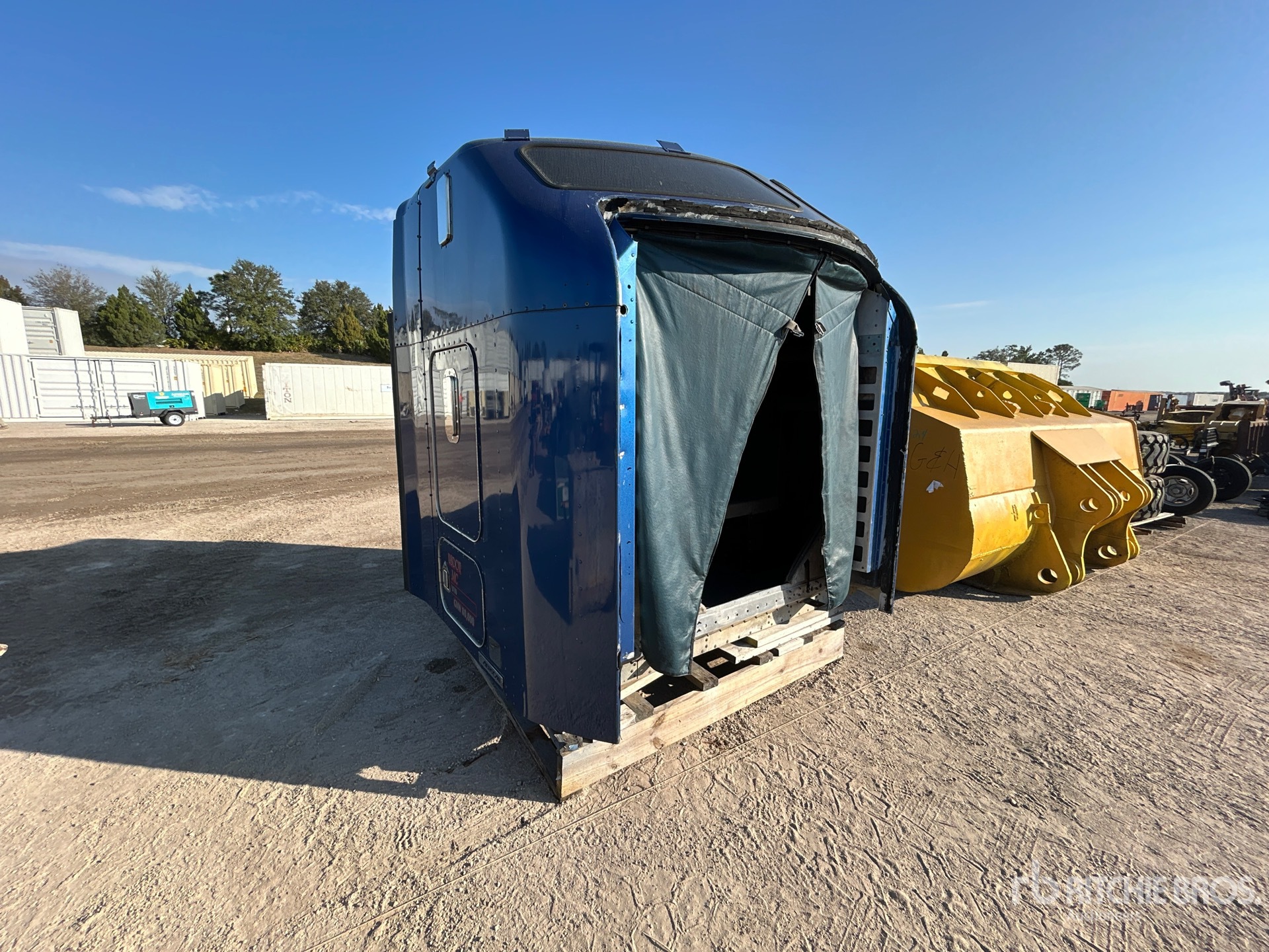 General Appearance with Bild, Ecke vorne links