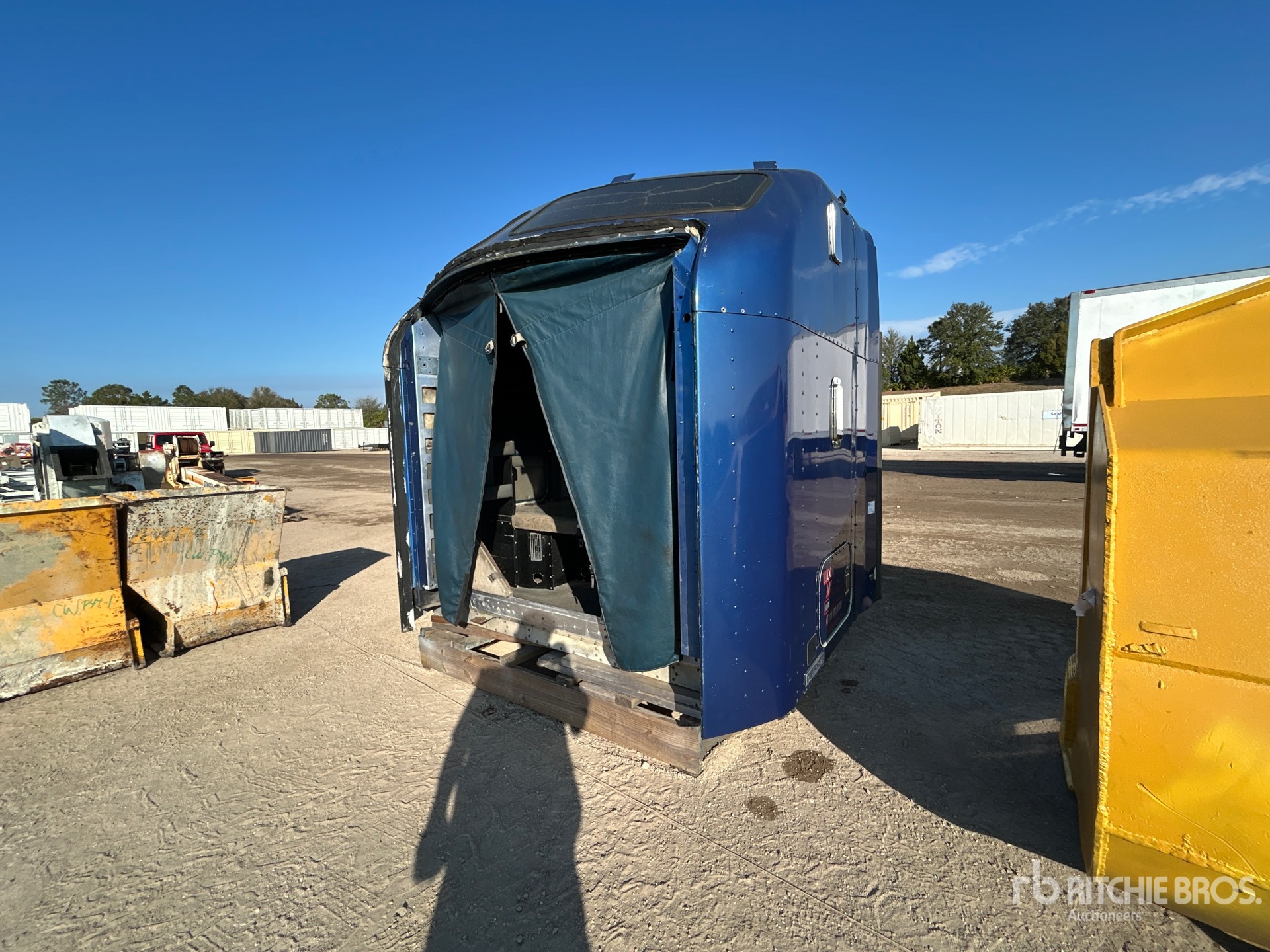 General Appearance with Bild, Ecke vorne rechts