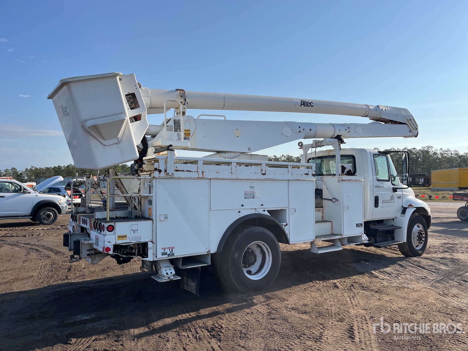 Altec AA755L on 2007 International 4300 4x2 Bucket Truck | Ritchie Bros ...