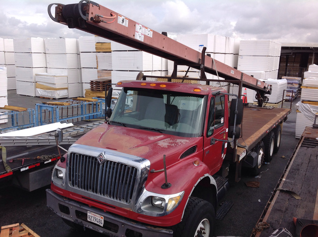 2005 International 7600 Flatbed Truck w/Conveyor
