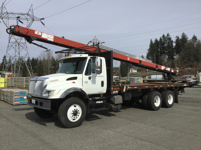 2002 International 7400 Flatbed Truck w/Conveyor
