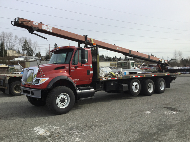 2005 International 7600 Flatbed Truck w/Conveyor