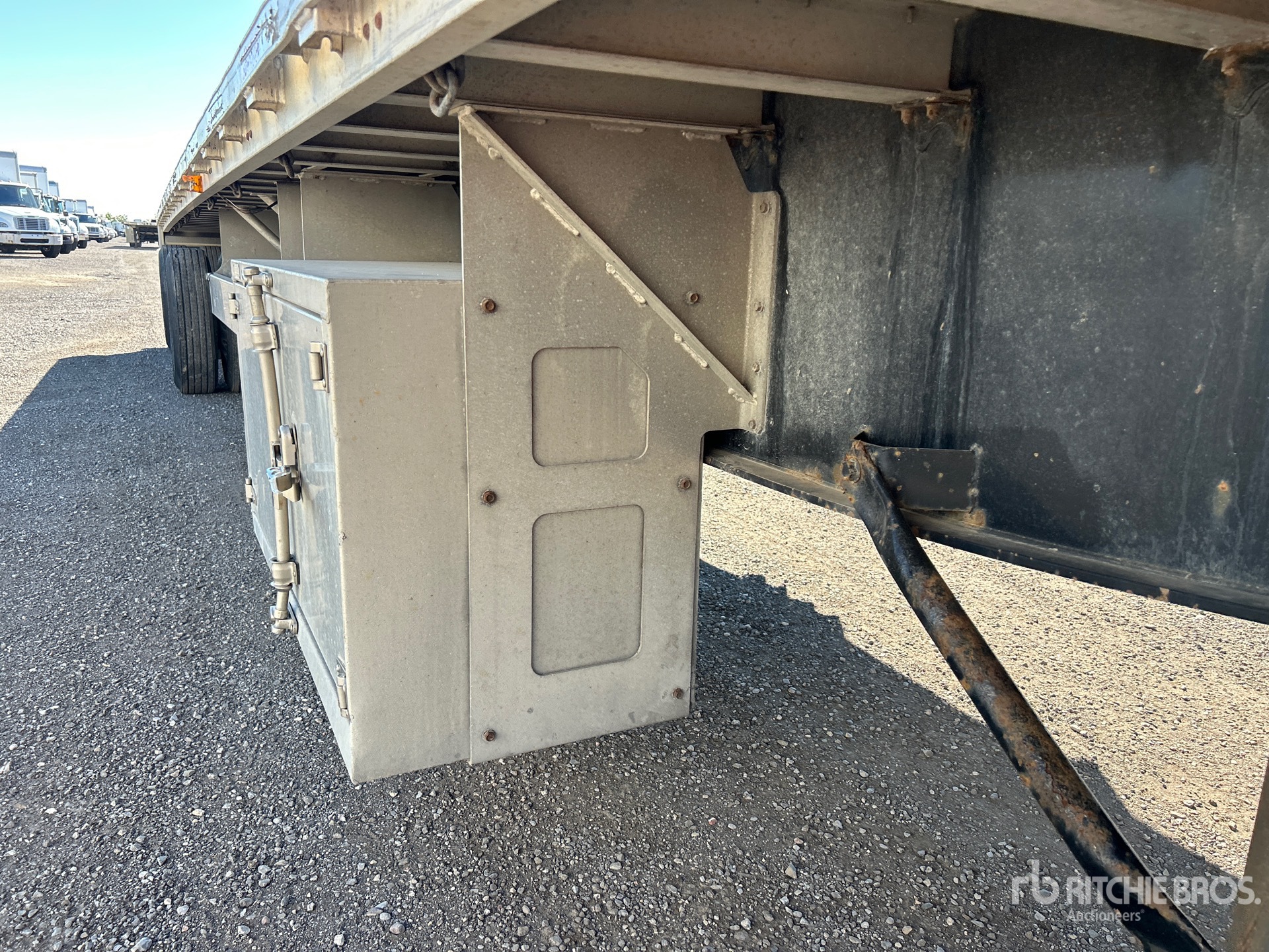 2016 Load King 48 ft T/A Spread Axle
