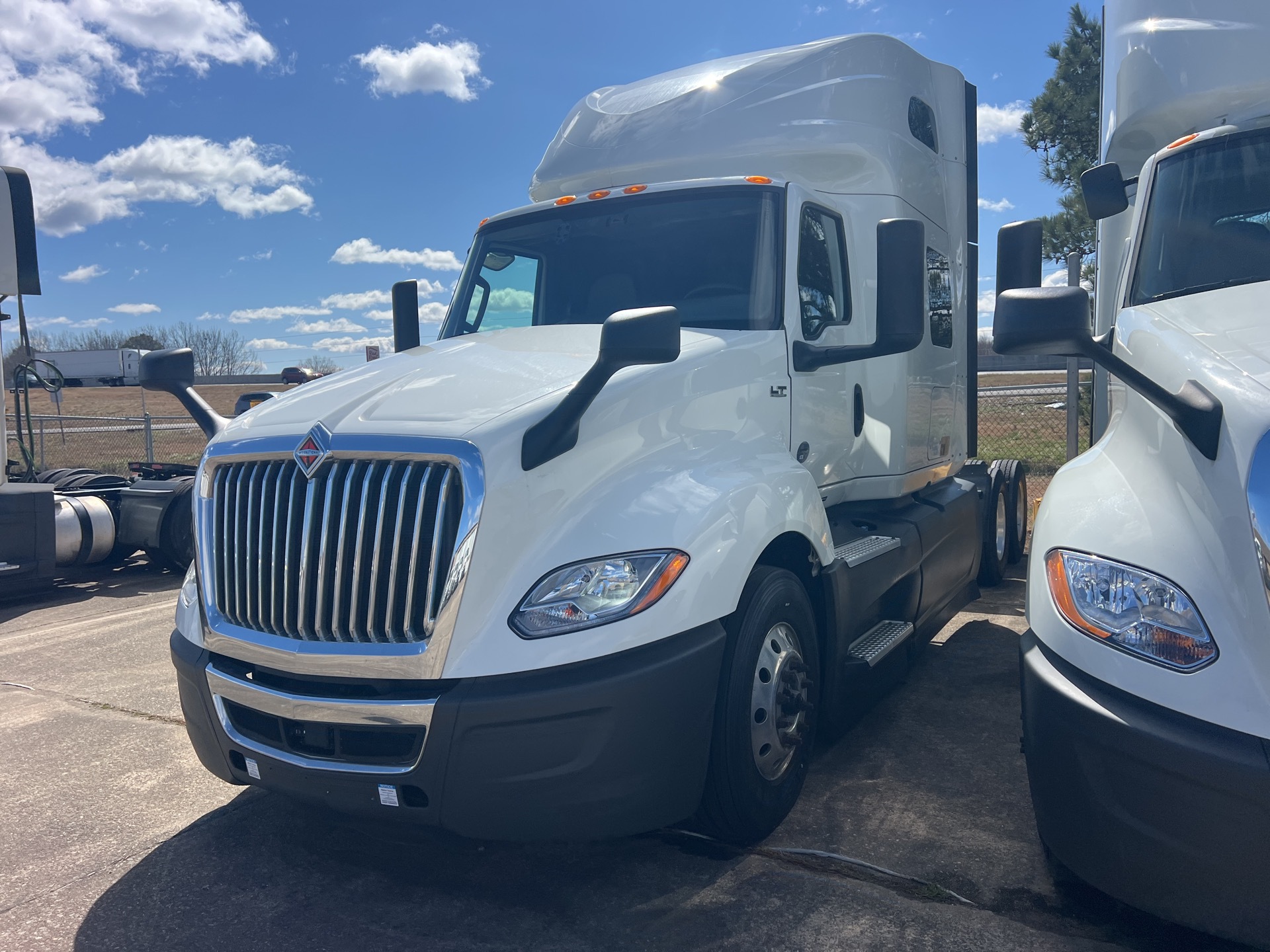 PN747170 - 2023 International LT625: Brochure Photo