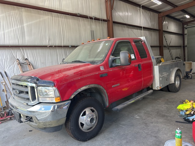 2004 Ford F-350 Lariat Flatbed Truck (Inoperable) 2004 Ford F-350 Lariat Flatbed Truck (Inoperable)
