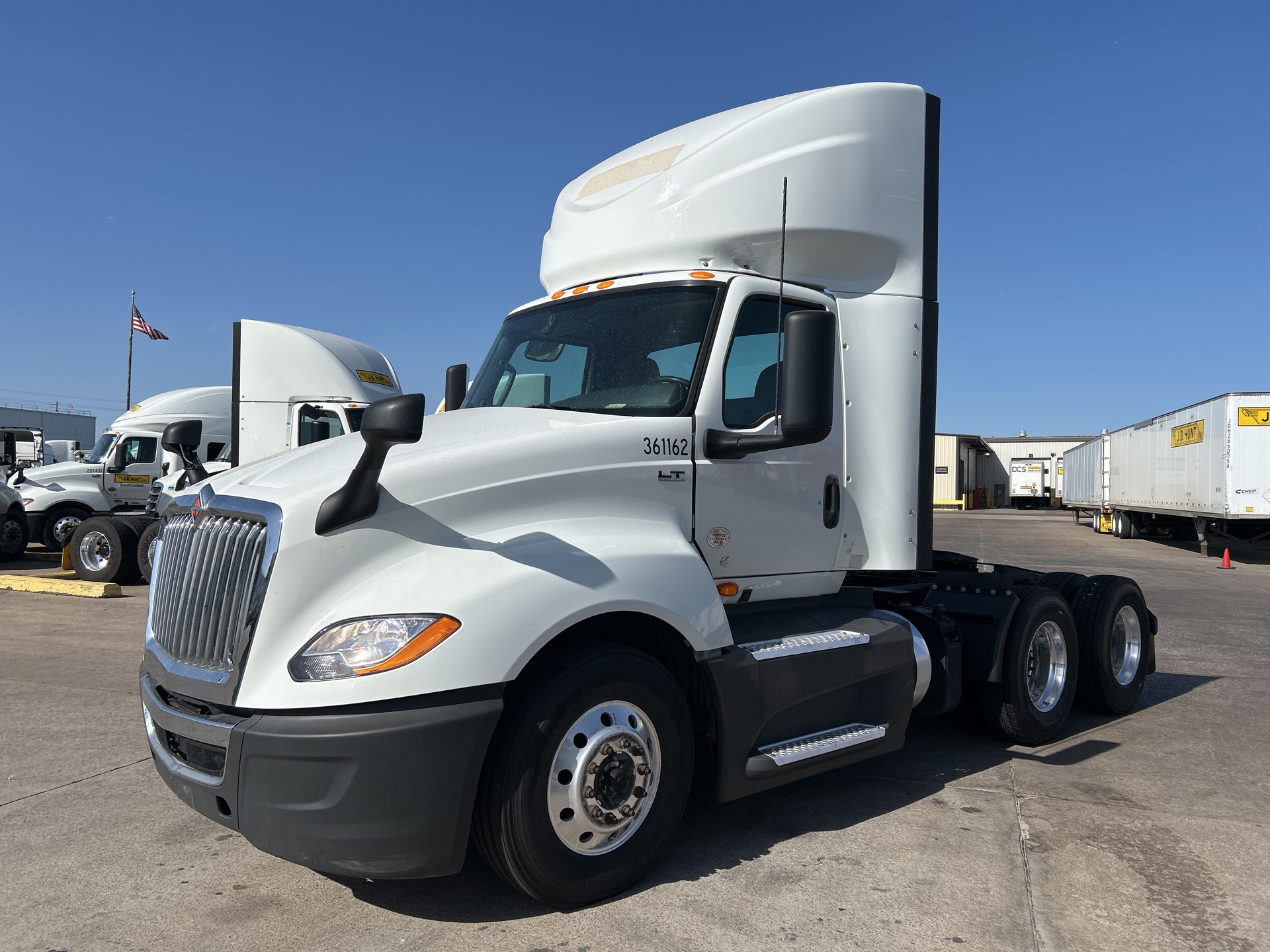 MN084224 - 2021 International LT625: Brochure Photo