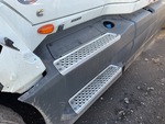 NN399371 - 2022 International LT625: Steps