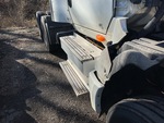 LN564074 - 2020 International LT625: Steps