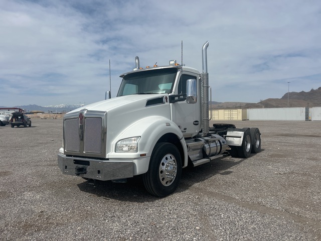 2019 Kenworth T880 6x4 Heavy Haul T/A Day Cab Truck Tractor 2019 Kenworth T880 6x4 Heavy Haul T/A Day Cab Truck Tractor