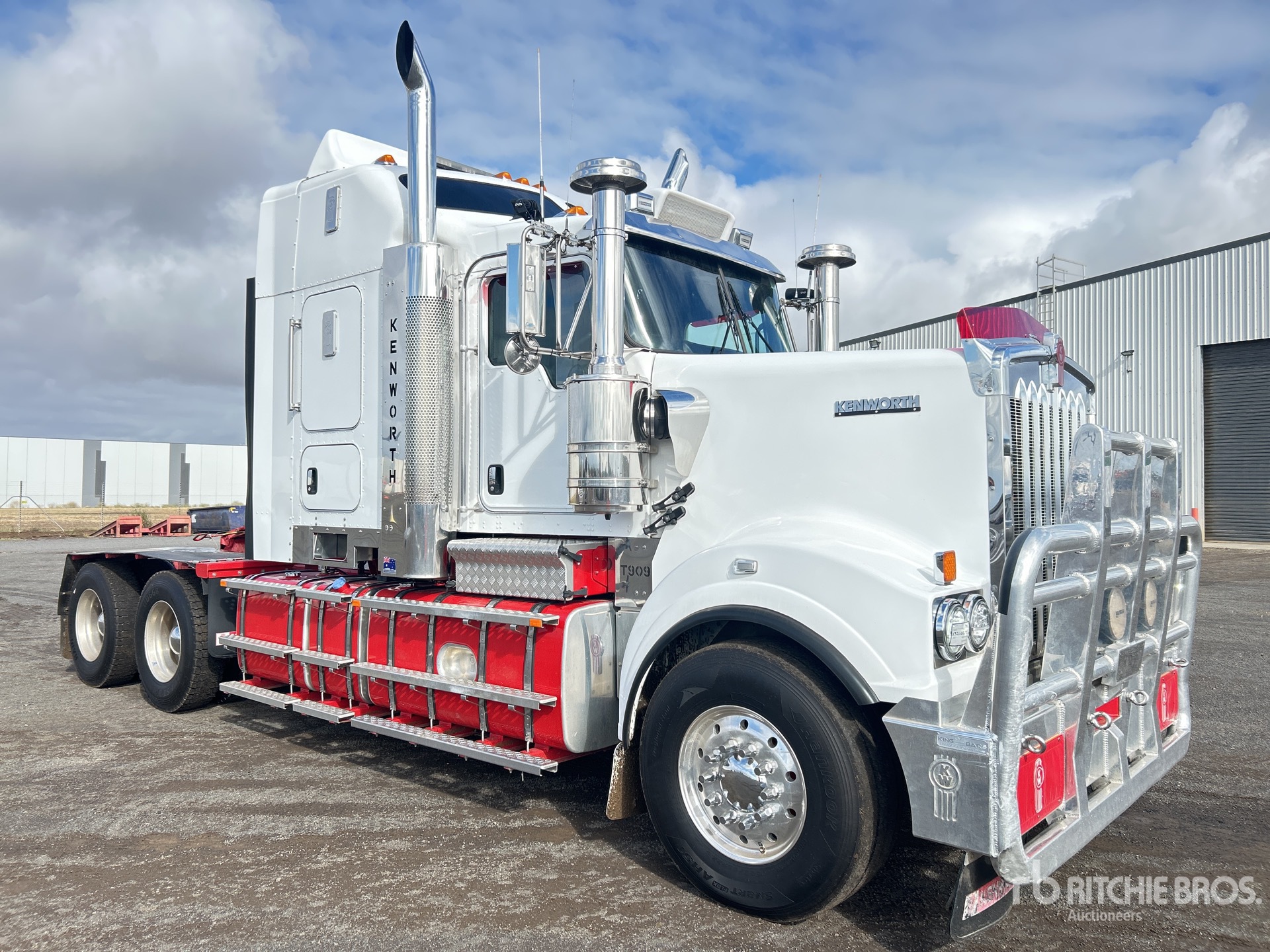 General Appearance with Bild, Ecke vorne links